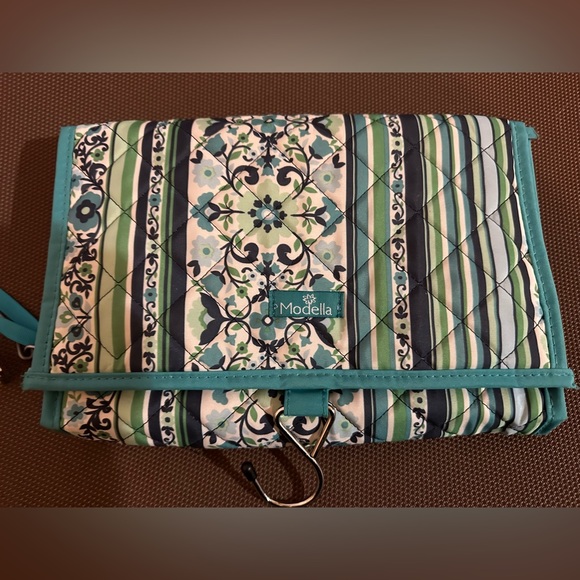 Modella Travel Cosmetic/Toiletries bag. - Picture 2 of 6